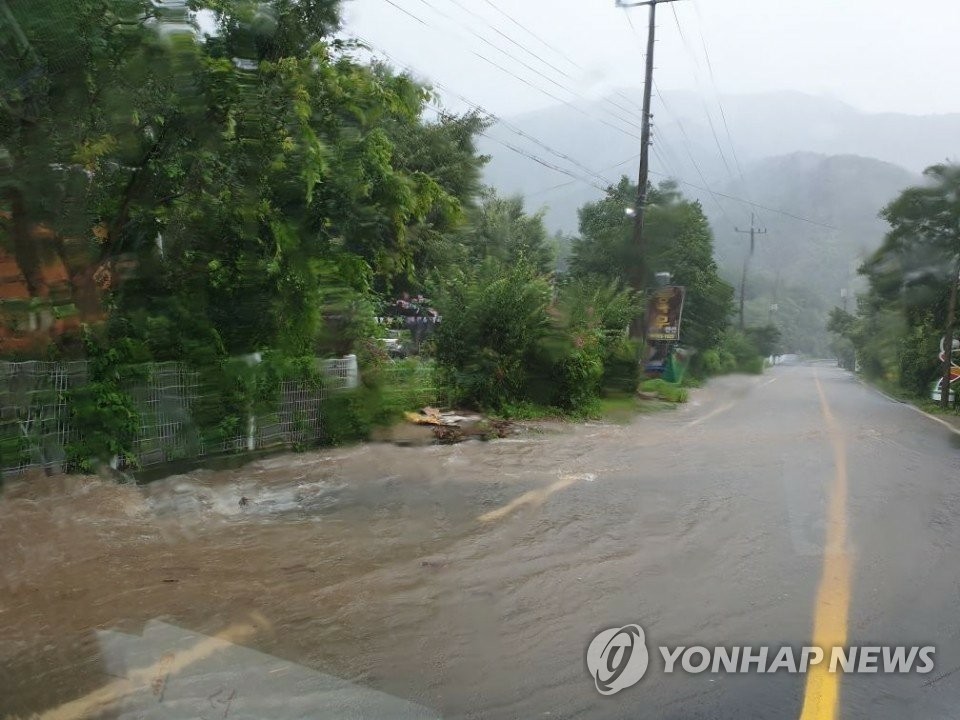 20일 오전 제5호 태풍 다나스(DANAS) 영향으로 경북 청도군 운문면 신원리 하천이 범람에 도로가 침수됐다. 2019.7.20 경북도소방본부 제공=연합뉴스