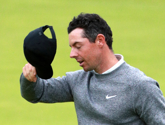 로리 매킬로이가 19일(현지시간) 영국 북아일랜드 로열 러시포트 골프크럽에서 열린 제148회 브리티시오픈 2라운드 컷에서 탈락한 뒤 갤러리에게 모자를 벗어 아쉬운 인사를 하고 있다. [로이터 연합뉴스]