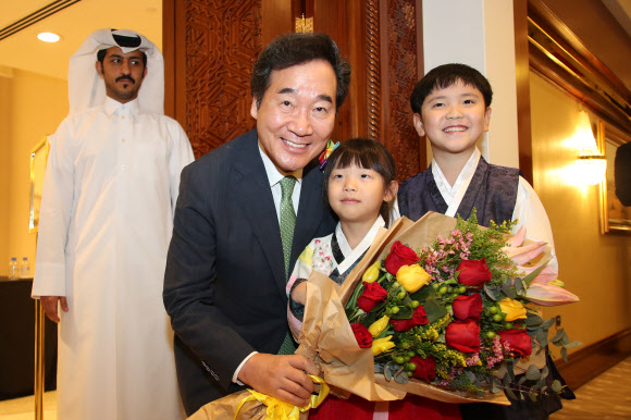 카타르 동포 어린이에게 꽃다발 받는 이낙연 총리