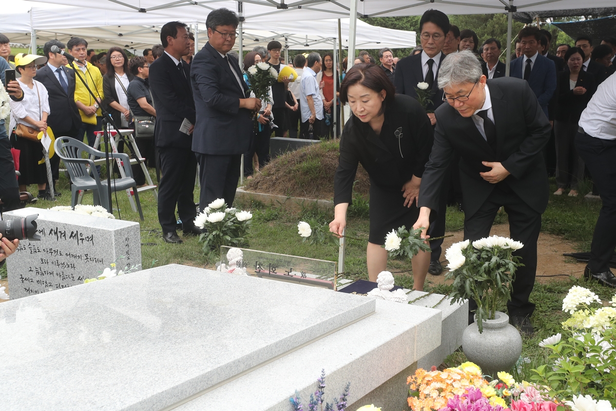 20일 경기 남양주시 모란공원에서 열린 고 노회찬 전 정의당 의원 서거 1주기 추모제에서 심상정(왼쪽) 정의당 대표와 조돈문(오른쪽) 노회찬 재단 이사장이 헌화하고 있다. 2019.7.20 연합뉴스