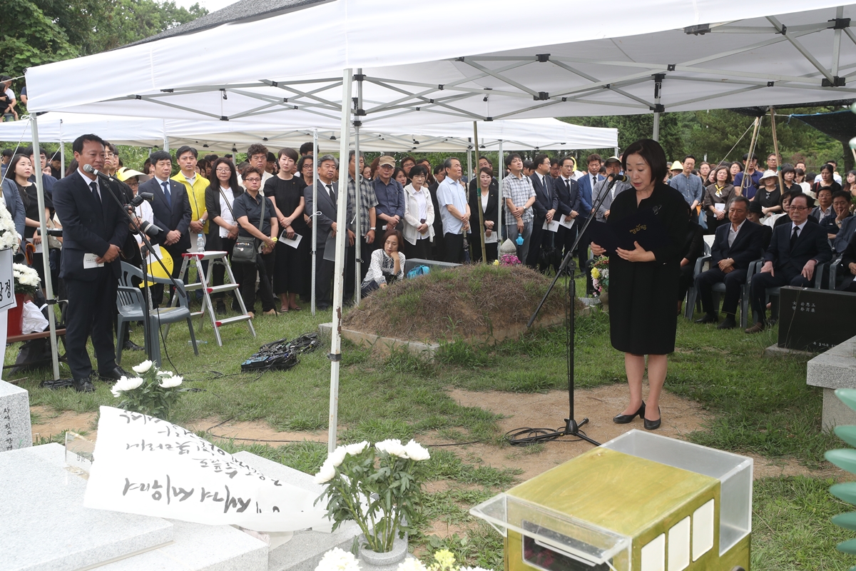 20일 경기 남양주시 모란공원에서 열린 고 노회찬 전 정의당 의원 서거 1주기 추모제에서 정의당 심상정 대표가 고인에게 전하는 추모사를 읽고 있다. 2019.7.20 연합뉴스