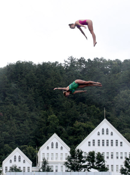 태풍영향 중단된 하이다이빙 훈련 시작