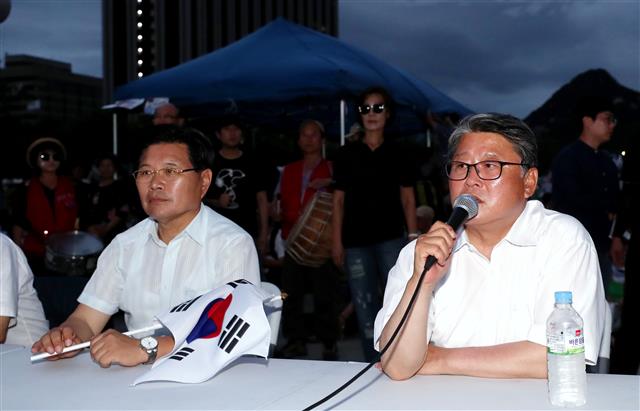 발언하는 조원진 공동대표