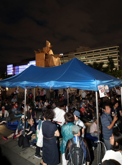 우리공화당, 광화문 광장에 천막 기습 설치