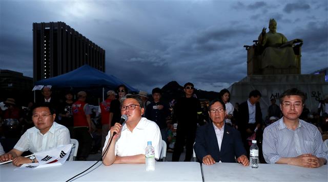 천막 설치 당위성 설명하는 조원진 공동대표