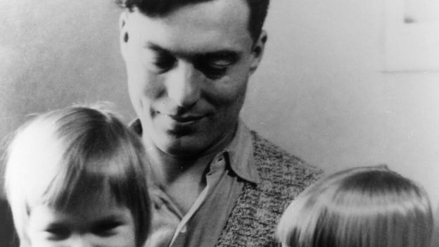 히틀러 암살 음모를 꾸몄다가 75년 전 곧바로 처형 당한 클라우스 폰 슈타우펜베르크 대령이 자녀들과 단란한 한때를 보내는 모습. AFP 자료사진