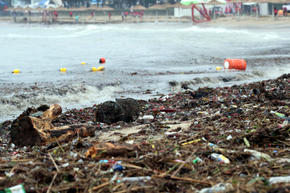 해변 덮친 태풍 쓰레기