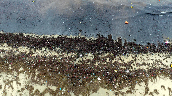 태풍 쓰레기로 뒤덮인 광안리 해변