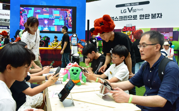 21일 서울 송파구 롯데월드 아이스링크에서 열린 LG V50 ThinQ 게임 페스티벌에서 관람객들이 각종 게임의 시연을 해보고 있다. 이번 행사는 LG ‘V50 씽큐(ThinQ)’의 성능과 듀얼 스크린의 사용 편의성을 알리기 위해 LG전자가 개최했다. 2019.7.21.    이종원 선임기자 jongwon@seoul.co.kr