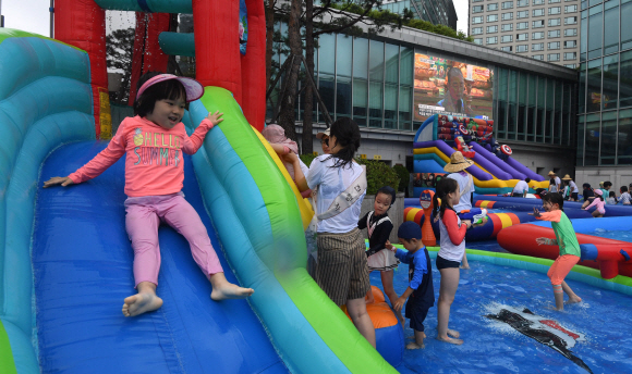 21일 서울 종로구 조계사 대웅전 뒷마당에 마련된 야외풀장에서 어린이들이 신나는 물놀이를 즐기고 있다. 조계사는 이날 불교학교 어린이들을 위한 여름나기 프로그램의 일환으로 7개의 풀장과 물놀이기구 4개를 설치해 6~13세 어린이 300여 명에게 개방했다.2019. 7. 21. 박윤슬 기자 seul@seoul.co.kr