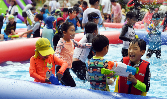 21일 서울 종로구 조계사 대웅전 뒷마당에 마련된 야외풀장에서 어린이들이 신나는 물놀이를 즐기고 있다. 조계사는 이날 불교학교 어린이들을 위한 여름나기 프로그램의 일환으로 7개의 풀장과 물놀이기구 4개를 설치해 6~13세 어린이 300여 명에게 개방했다.2019. 7. 21. 박윤슬 기자 seul@seoul.co.kr