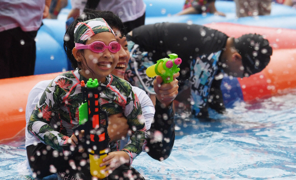 21일 서울 종로구 조계사 대웅전 뒷마당에 마련된 야외풀장에서 어린이들이 신나는 물놀이를 즐기고 있다. 조계사는 이날 불교학교 어린이들을 위한 여름나기 프로그램의 일환으로 7개의 풀장과 물놀이기구 4개를 설치해 6~13세 어린이 300여 명에게 개방했다.2019. 7. 21. 박윤슬 기자 seul@seoul.co.kr