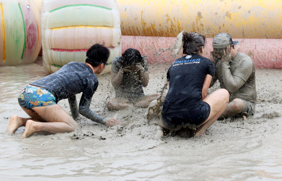머드 세례받는 보령머드축제 관광객들