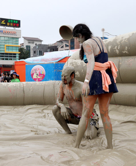 보령머드축제서 머드 세례받는 외국인 관광객