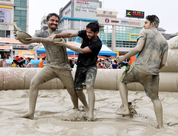 보령머드축제 찾은 외국인 관광객