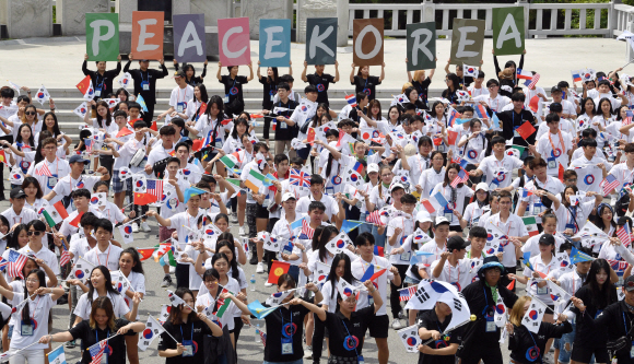 22일 경기도 파주 임진각에서 재외동포 중.고등학생 모국연수 참가자 500여명이 피스코리아(Peace Korea)퍼포먼스를 펼치고 있다. 2019. 7. 22 정연호 기자 tpgod@seoul.co.kr