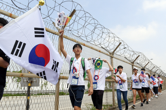 22일 재외동포 중.고등학생 모국연수 참가자 500여명이 경기도 파주 통일대교 인근 철책을 따라 걷고 있다. 2019. 7. 22 정연호 기자 tpgod@seoul.co.kr