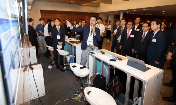 22일 오후 서울 중구 대한상공회의소에서 열린 빅데이터 플랫폼 및 센터 출범식에서 유영민 과학기술정보통신부 장관, 노웅래 국회 과학기술정보방송통신위원회 위원장, 문용식 한국정보화진흥원 원장을 비롯한 내빈들이 부스를 둘러보고 있다. 2019. 07.22. 오장환 기자 5zzang@seoul.co.kr