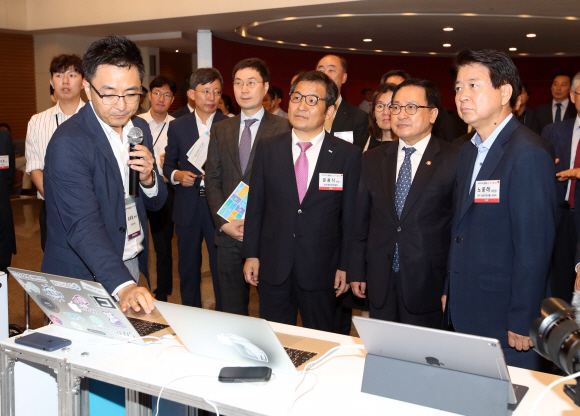 22일 오후 서울 중구 대한상공회의소에서 열린 빅데이터 플랫폼 및 센터 출범식에서 유영민 과학기술정보통신부 장관, 노웅래 국회 과학기술정보방송통신위원회 위원장, 문용식 한국정보화진흥원 원장을 비롯한 내빈들이 부스를 둘러보고 있다. 2019. 07.22. 오장환 기자 5zzang@seoul.co.kr