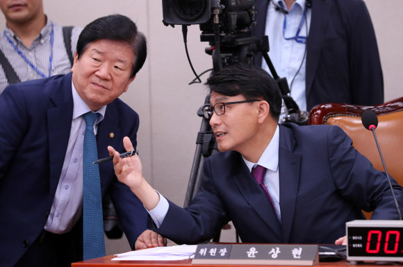 이야기하는 윤상현 위원장과 박병석 의원