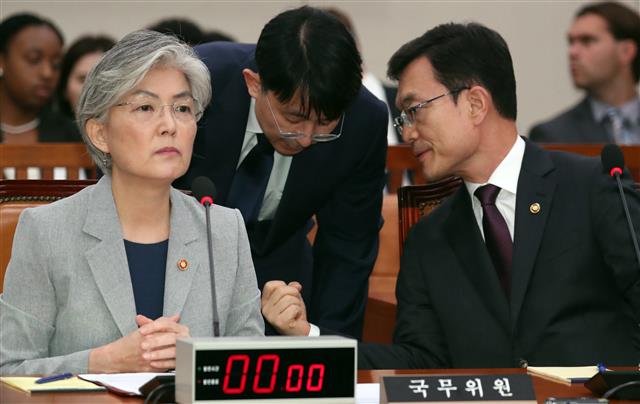 직원 보고 받는 강경화 장관