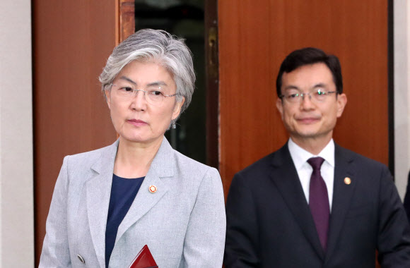 국회 외교통일위 출석하는 강경화