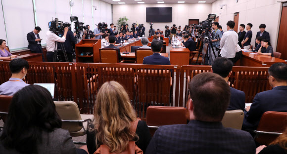 ‘일 수출규제 철회 촉구 결의안’ 채택 지켜보는 미국 대학생들