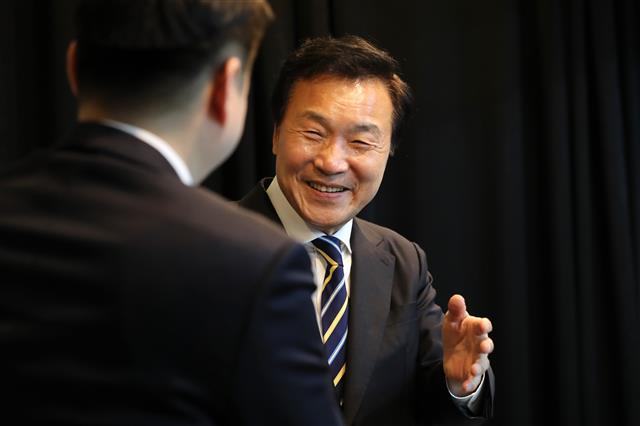 당원과 인사나누는 손학규 대표