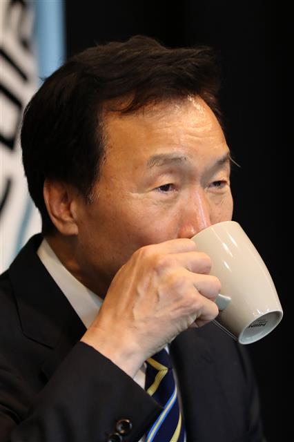 물 마시는 손학규 대표