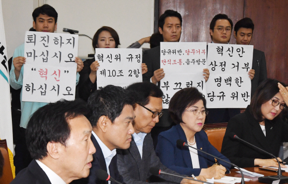 바른미래당 손학규 대표가 22일 오전 국회에서 열린 바른미래당 최고위원회의에서 발언하고 있다. 뒤쪽에는 혁신위원들이 손팻말을 들고 있다. 2019.7.22.김명국선임기자 daunso@seoul.co.kr