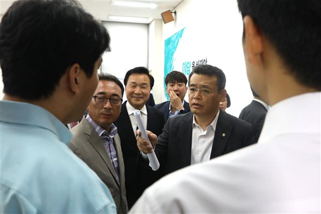 회의장 나서지 못하는 손학규 대표