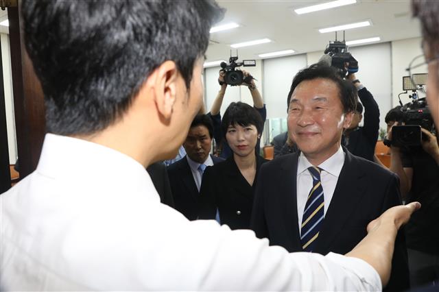 손학규 대표 막아선 권성주 혁신위원