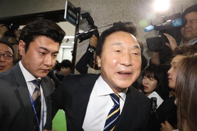 혁신위원들 피해 회의장 빠져나오는 손학규 대표