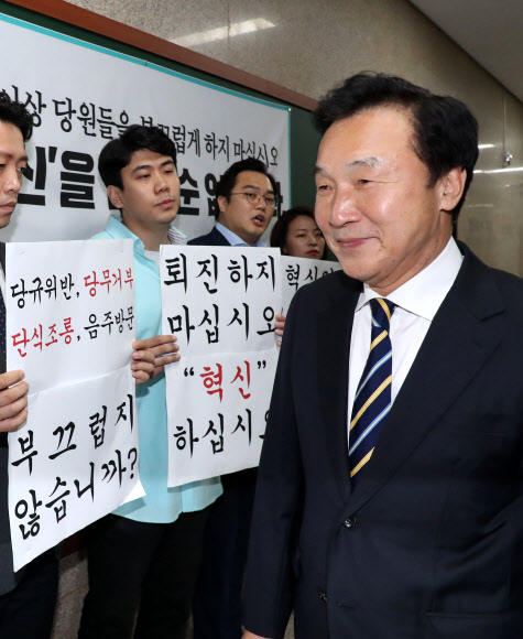 손팻말 사이로 최고위원회의 참석하는 손학규