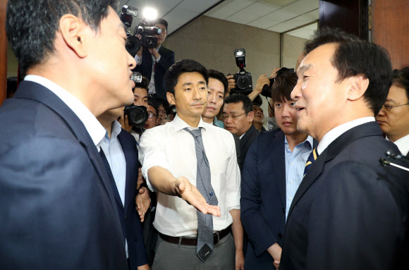 권성주, “대화 좀 하시죠”