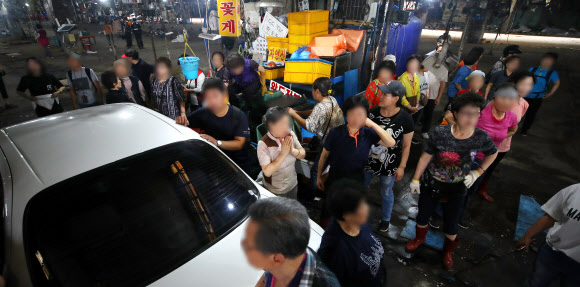 구 노량진 수산시장 8차 명도집행 지켜보는 시민들