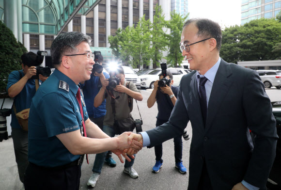 문무일 검찰총장, 민갑룡 경찰청장과 인사
