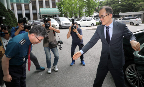 문무일 검찰총장 퇴임 인사위해 경찰청 방문