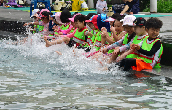 대서인 23일 서울 송파구 성내천을 찾은 어린이들이 물놀이를 즐기고 있다. 송파구는 성내천 물놀이장에 도서를 비치하고 파라솔과 테이블 등 독서 공간을 제공하는 ‘여름행복문고’를 일주일간 운영한다고 밝혔다.  2019.7.23.   이종원 선임기자 jongwon@seoul.co.kr