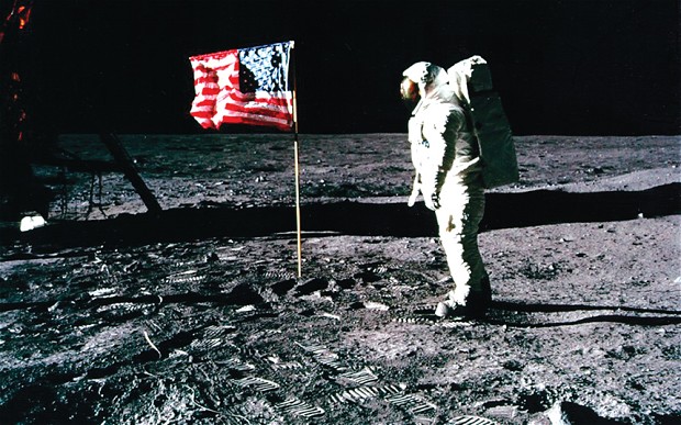 50년 전인 1969년 7월 20일 아폴로 11호 우주 비행사 버즈 올드린이 달에 꽂은 미국 국기 옆에 서 있는 모습. 미국에 달에 깃발을 먼저 꽂았지만 이보다 2년 앞서 합의된 ‘외기권조약’은 달과 우주 천체는 어떤 국가도 소유할 수 없다고 규정하고 있다.NASA