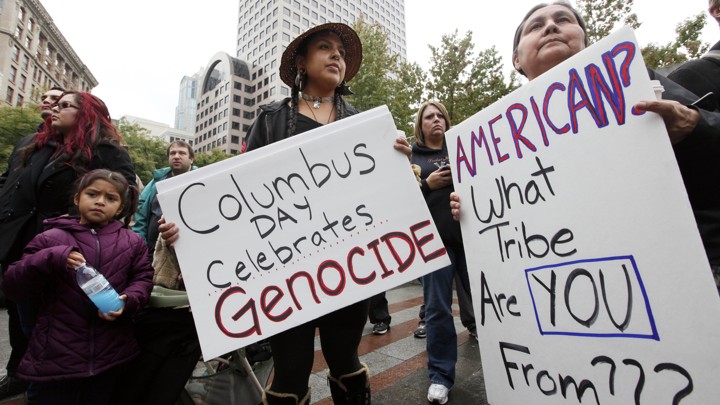 아메리카 대륙을 발견한 콜럼버스에 대해 다시 생각해보자는 항의 시위 모습. AP 자료사진