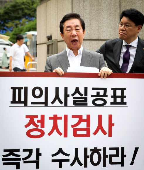 ‘딸 부정 채용 의혹’ 수사한 검사들 고소한 김성태, 남부지검 앞에서 1인 시위