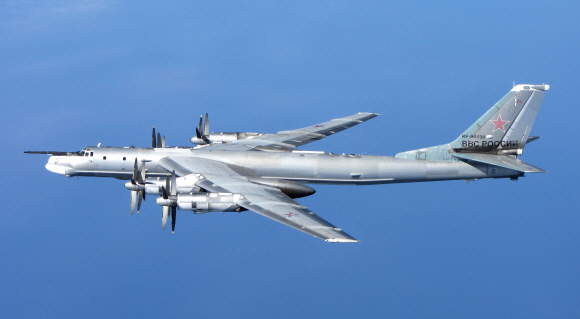 23일 한국방공식별구역(KADIZ)을 침범한 러시아의 TU95 전략폭격기.  로이터 연합뉴스