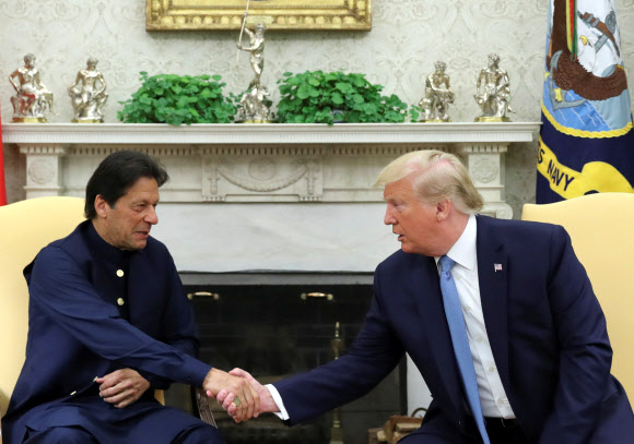 도널드 트럼프(오른쪽) 미국 대통령이 22일(현지시간) 백악관 오벌오피스에서 임란 칸 파키스탄 총리와의 정상회담 직전 악수를 하고 있다. 워싱턴D.C 로이터 연합뉴스