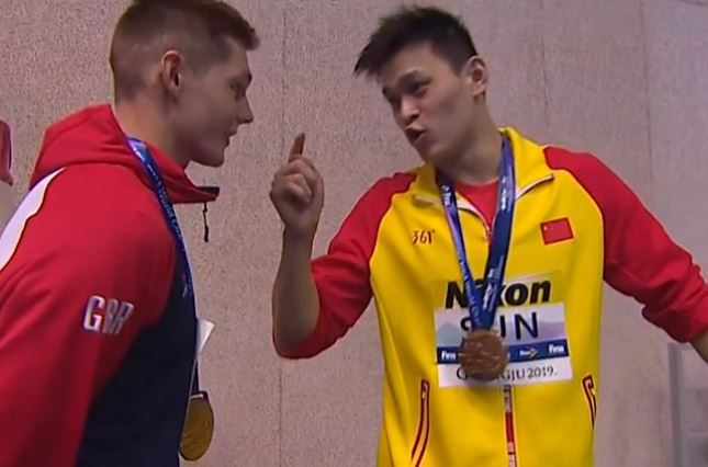 23일 남자 자유형 200m 행운의 금메달을 차지한 쑨양(중국)이 시상식에서 자신을 따돌린 던컨 스콧(영국)에게 검지를 든 채 말하고 있다. 그는 “넌 졌고 난 이겼고”이라고 말했다. 동영상 캡처