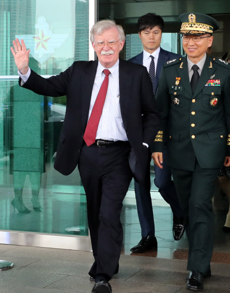 인사하는 존 볼턴