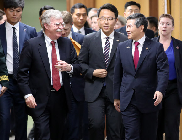 밝게 웃는 존 볼턴- 정경두