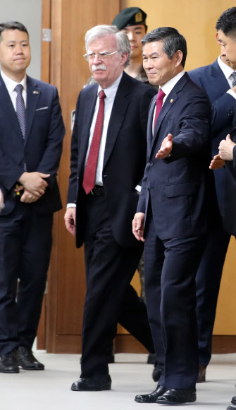 면담 마친 존 볼턴 미 국가안보보좌관과 정경두 국방부 장관