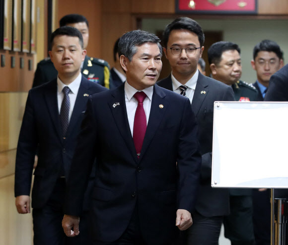 존 볼턴 미 국가안보보좌관 영접 나선 국방부 장관