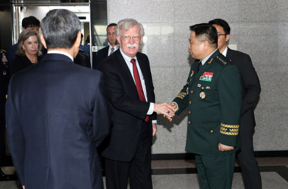 정경두 국방부 장관 바라보는 존 볼턴 미 국가안보보좌관